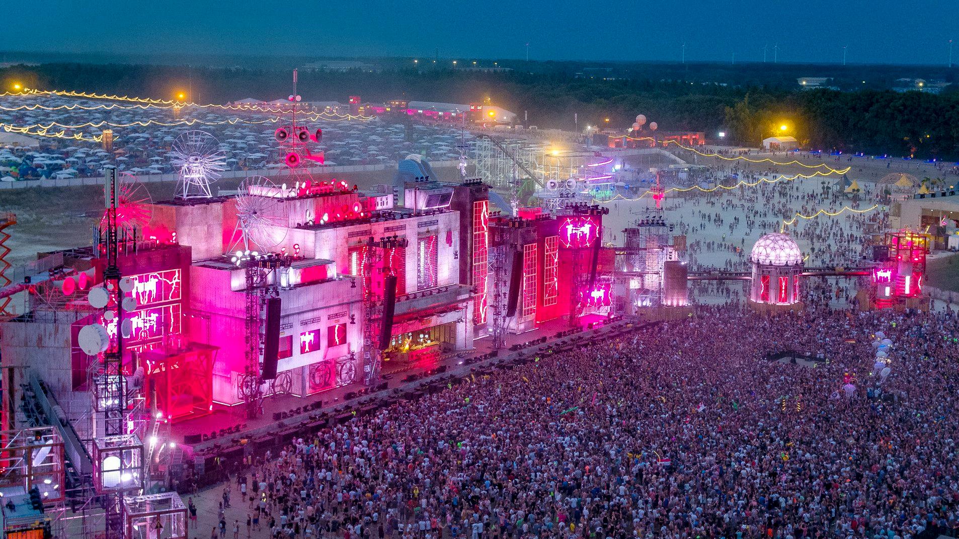 Crowd communication schermen op festival Parookaville